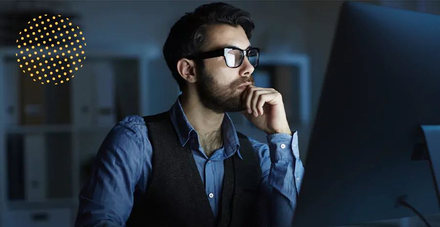 imagem de um homem olhando para um computador