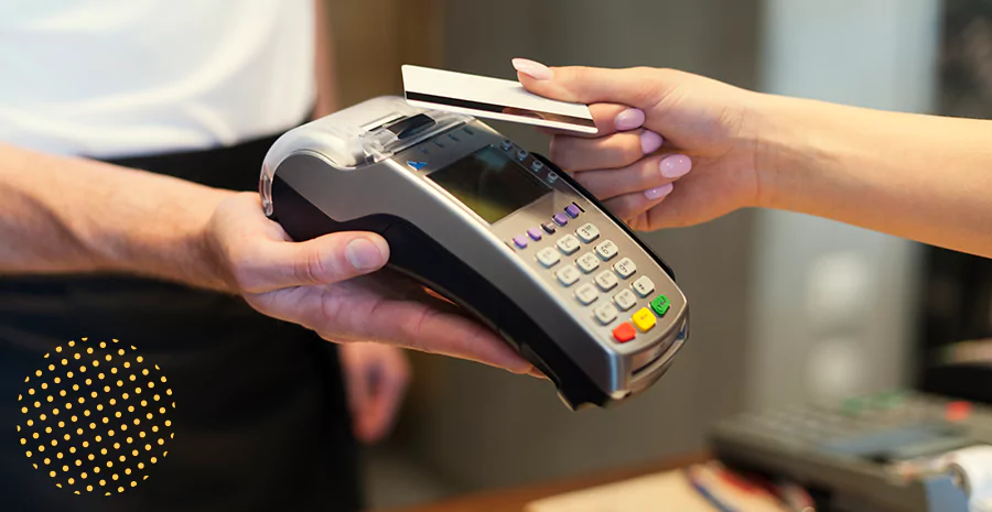 imagem de uma pessoa encostando o cartão de crédito em uma maquininha