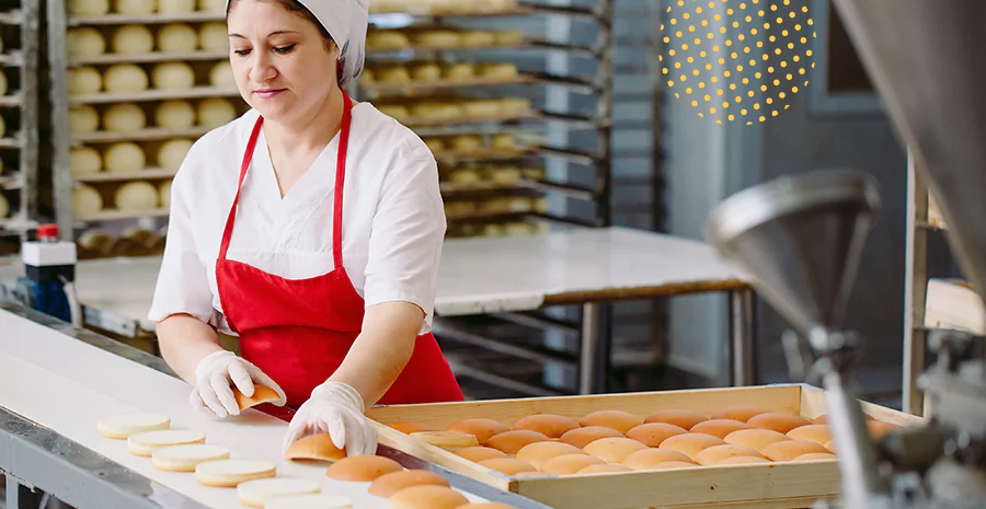 Uma mulher trabalhando com pães