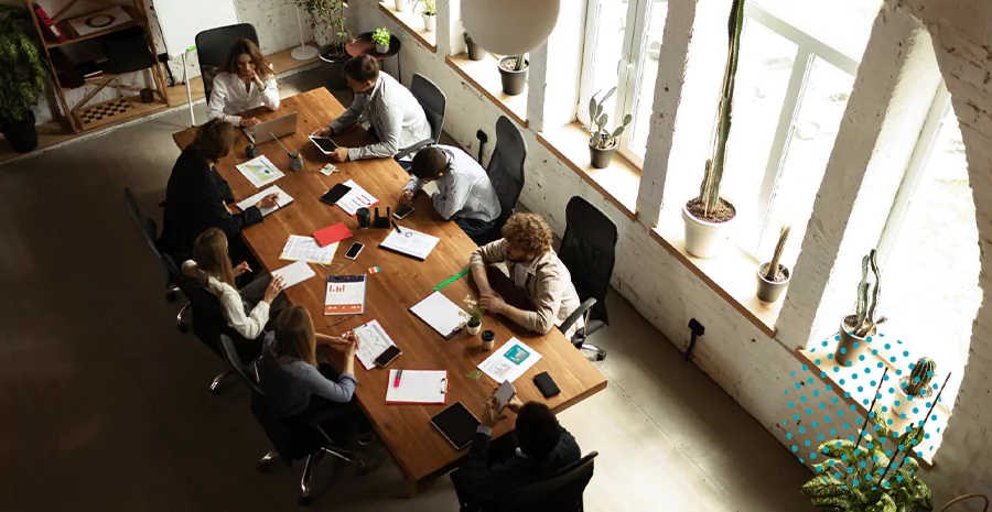 Grupo de trabalhadores sentados em uma mesa