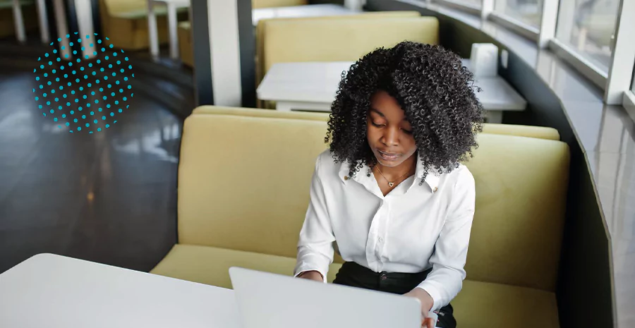 Uma mulher negra utilizando o notebook