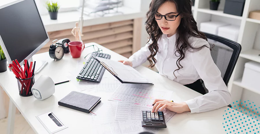 Uma mulher utilizando a calculadora