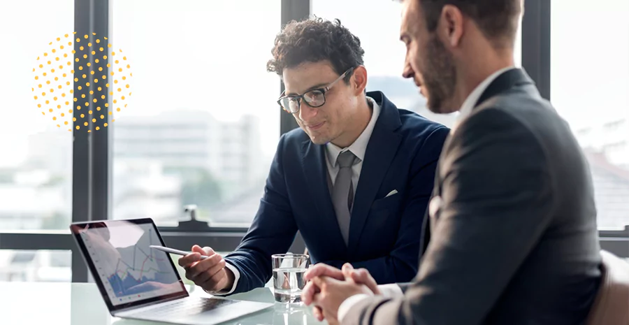 Dois homens conversando sobre indicadores em um tablet