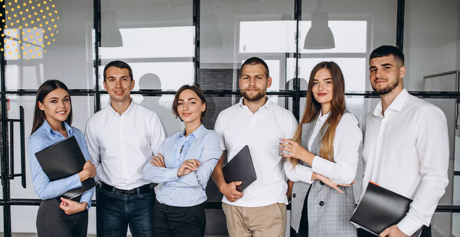 Um grupo de colaboradores posando para uma foto