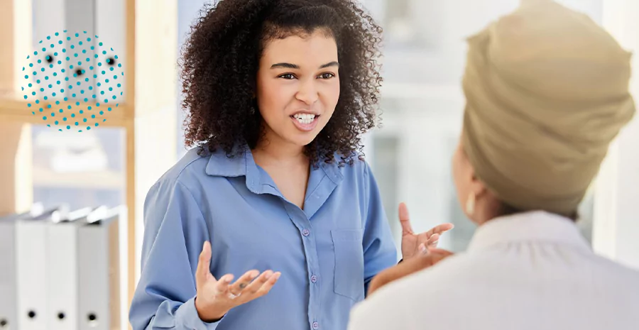 Uma mulher conversando com outra mulher