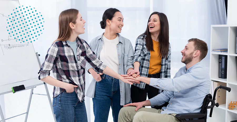 Quatro pessoas colocando uma mão sobre a outra