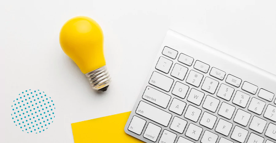 Uma lâmpada amarela ao lado de um teclado