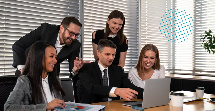 Um grupo de funcionários conversando em um computador