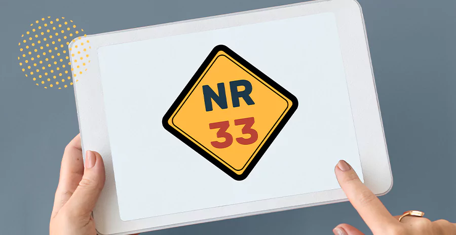 Um tablet apresentando uma placa com o acrônimo NR 33