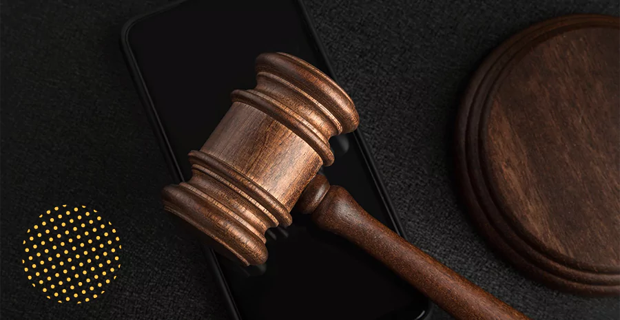 Martelo de juiz em cima de um celular