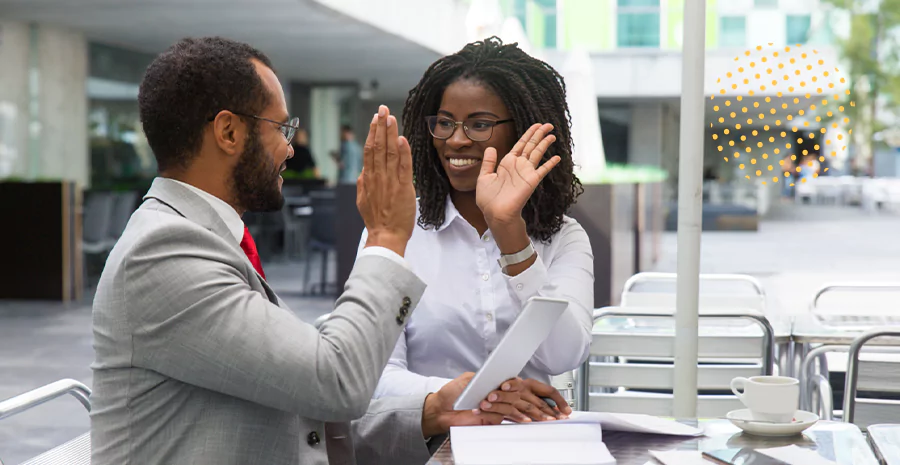 Um homem e uma mulher fazendo um high five