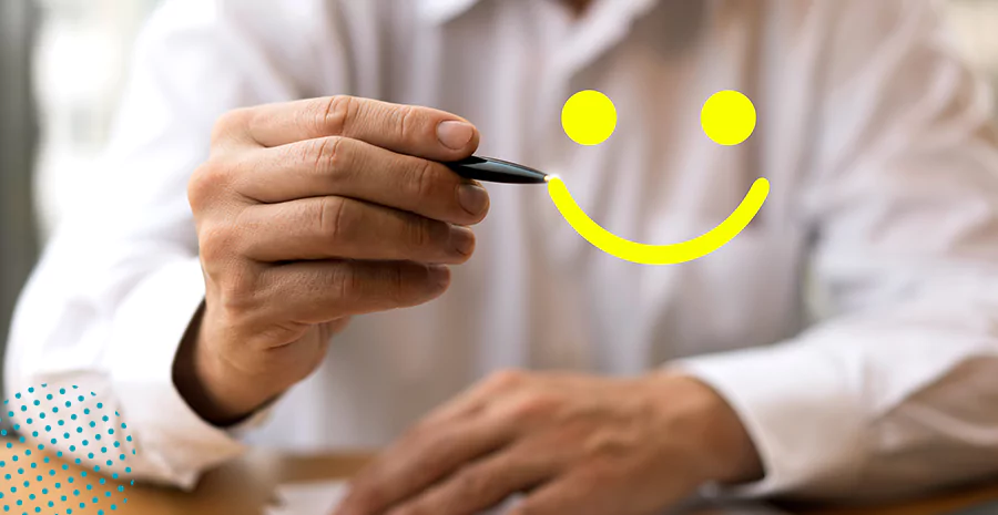 Um homem desenhando um emoji feliz