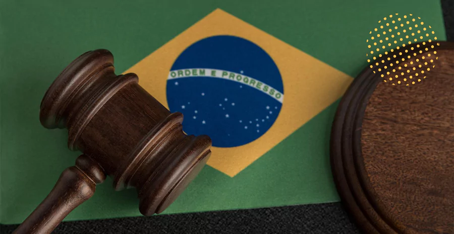 Um materlo de juiz em cima da bandeira do Brasil