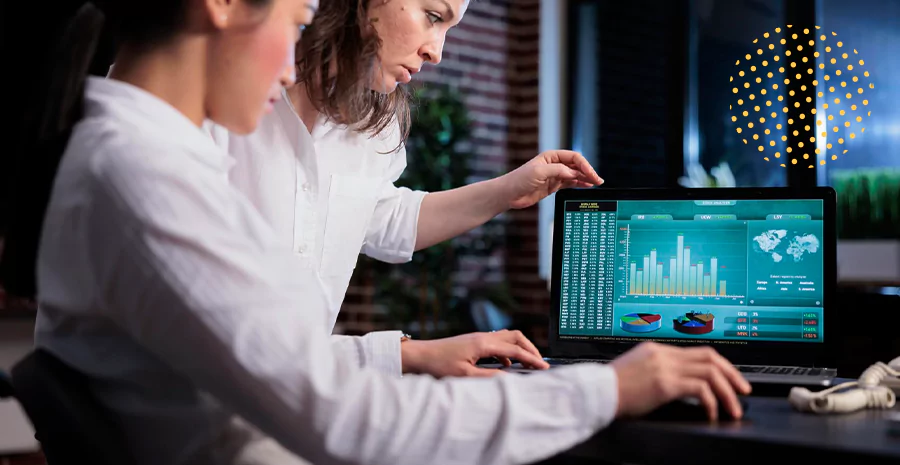 Duas mulheres observando dashboards em um computador