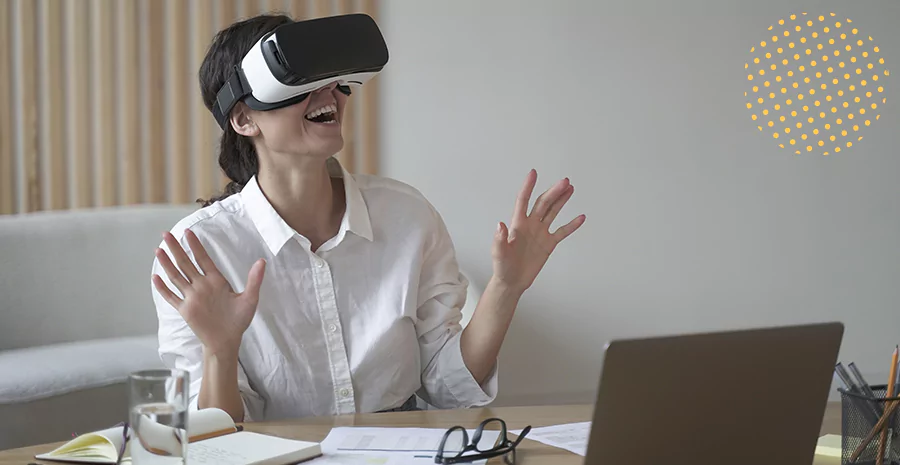 Mulher utilizando um óculos de realidade virtual