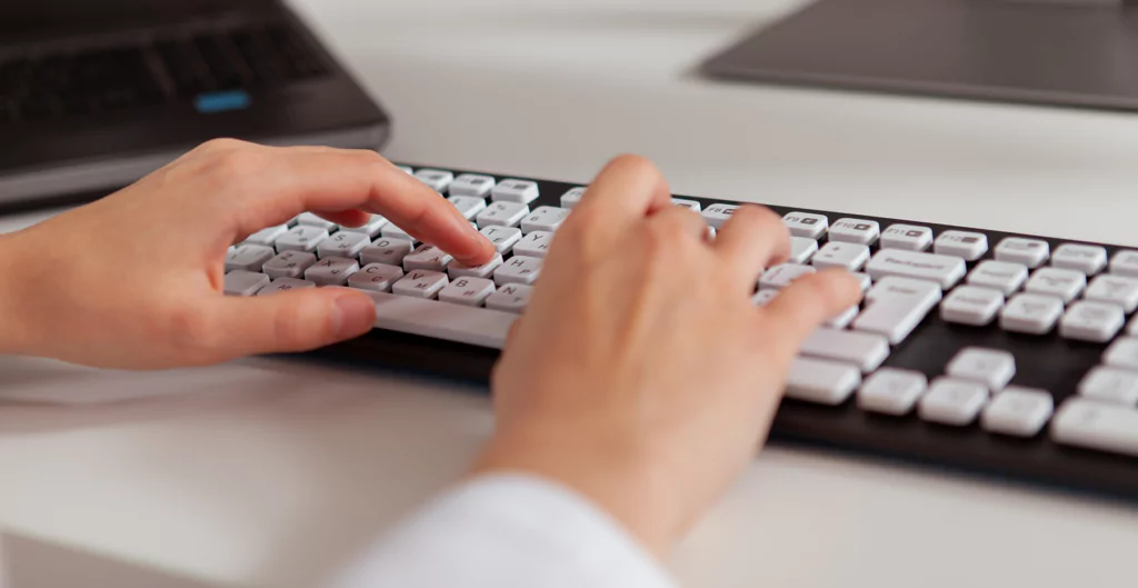 Pessoa utilizando um teclado