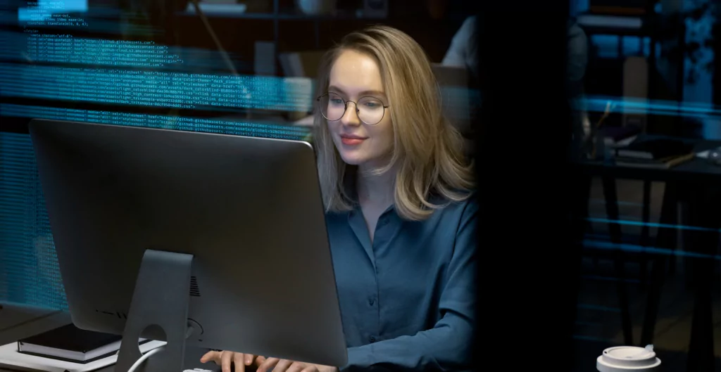 mulher em frente ao computador 
