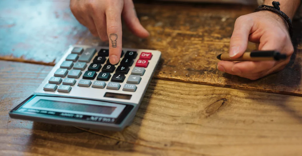imagem mostra uma mão mexendo na calculadora 