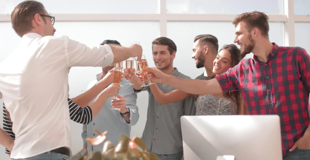 Um grupo de pessoas brindando copos