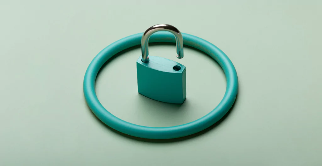 cadeado azul destrancado dentro de uma argola azul 