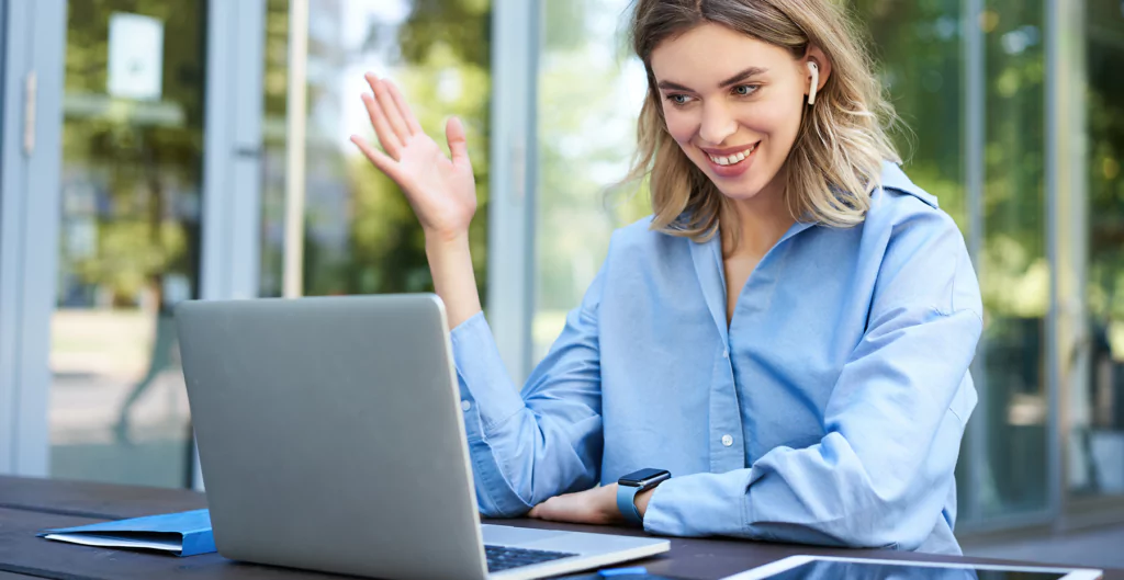 mulher usando um computador