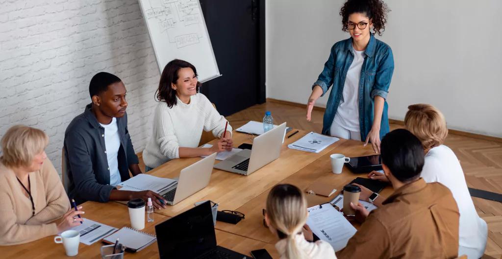 grupo de pessoas em um escritório tendo uma reunião 