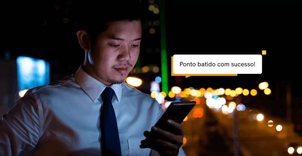 Homem de camisa branca consulta celular sobre adicional noturno.