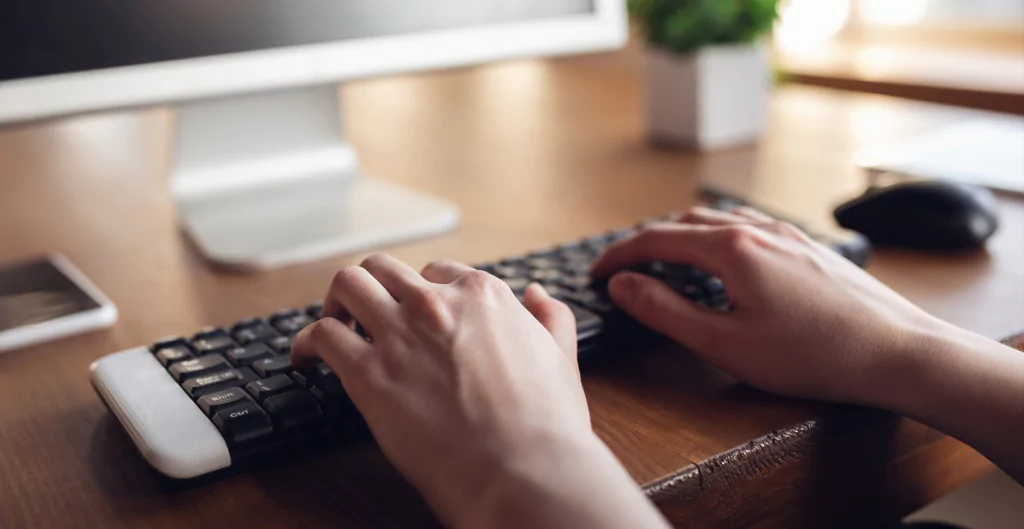 imagem de mãos digitando em um teclado 