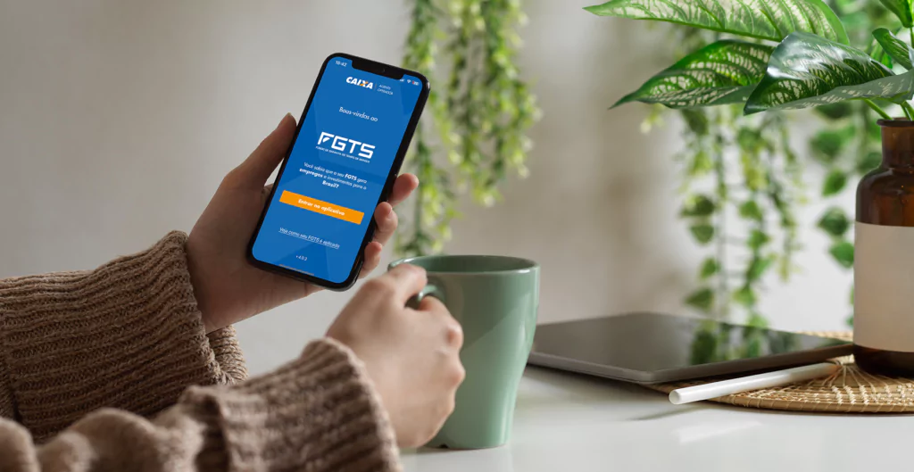 Aplicativo FGTS aberto em celular, onde é possível pedir o saque aniversário.