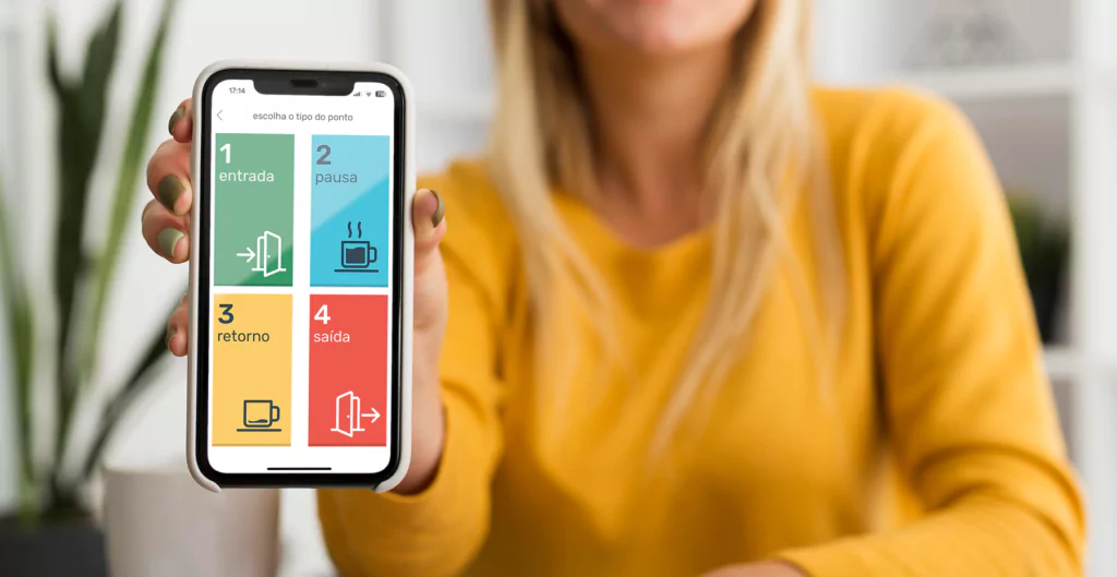 imagem de uma mulher segurando o celular com aplicativo da pontotel aberto 