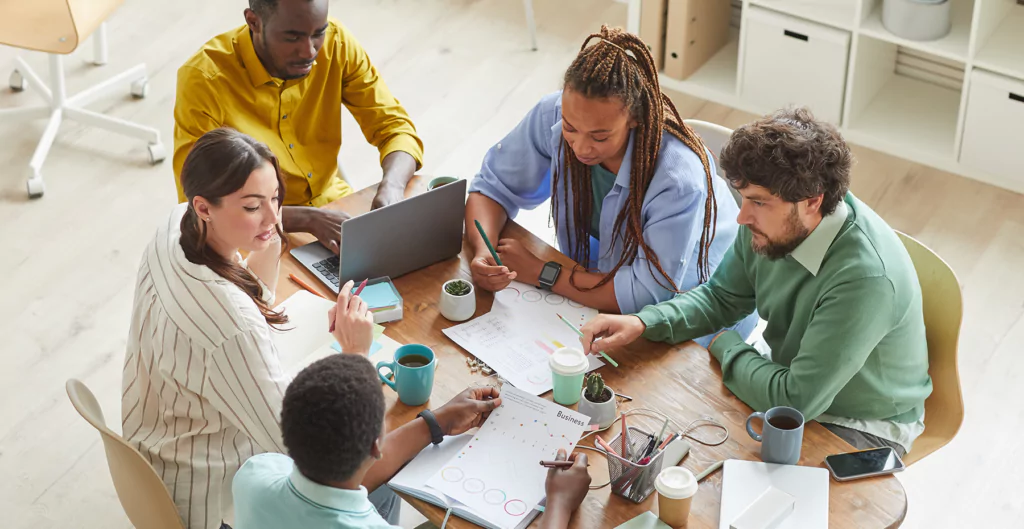 grupo de pessoas montando um comitê de diversidade