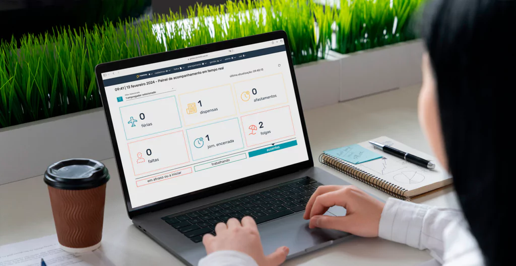 Tela de computador com painel de acompanhamento em tempo real, mostrando dados de folgas, férias e afastamentos, aplicável à gestão de licenças.