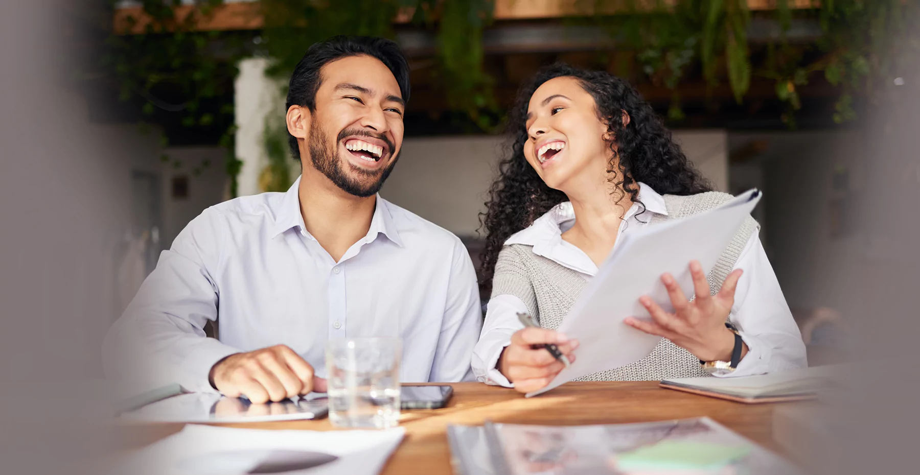 Imagem de Relação entre trabalho e felicidade: veja como um ambiente positivo impulsiona produtividade e reduz o estresse