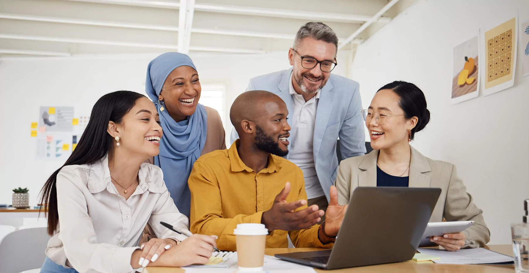 Imagem de Entenda como a sensibilização cultural transforma ambientes de trabalho