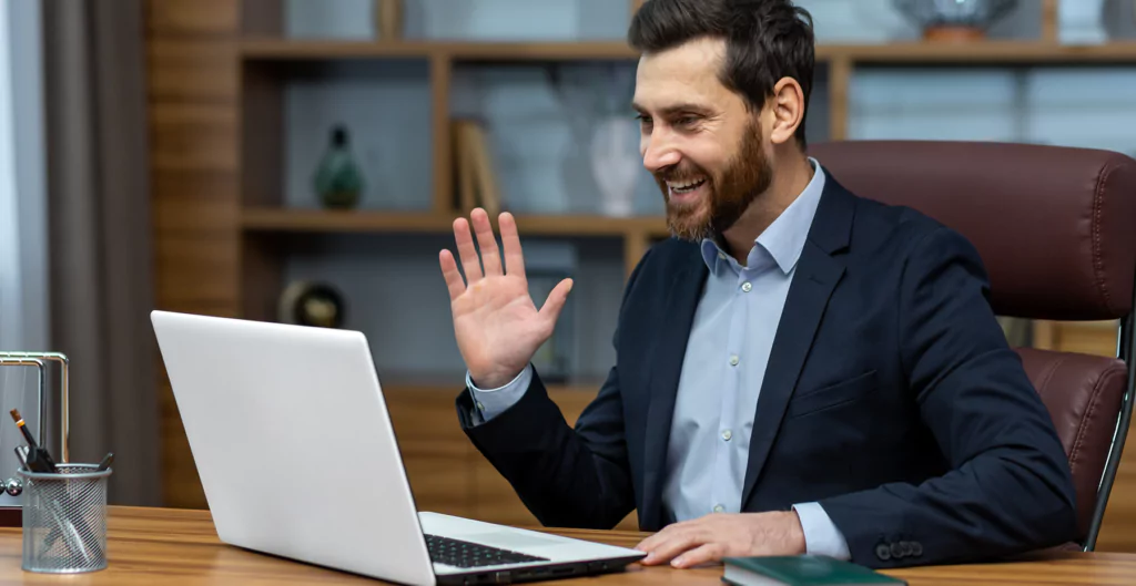 Homem em reunião virtual para entrevista de emprego, ilustrando recrutamento online.