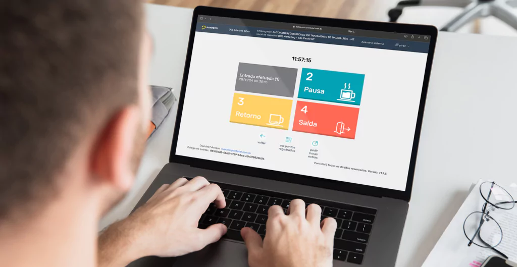 Tela de computador mostrando sistema para registro e cálculo de horas trabalhadas.