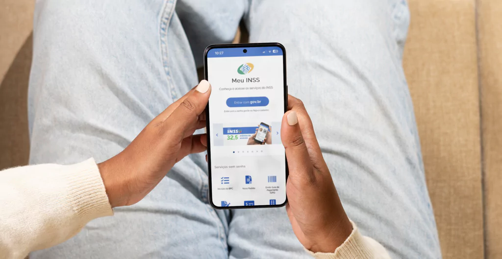 Aplicativo Meu INSS exibido em smartphone, facilitando acesso ao Atestmed e serviços do INSS.