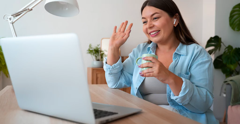 Mulher em videoconferência, destacando boas práticas no trabalho remoto.