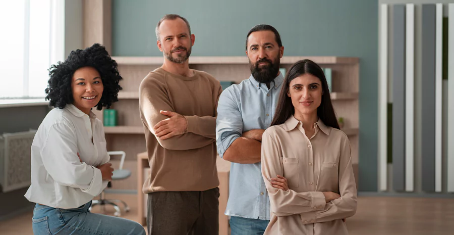 grupo de pessoas de braços cruzados posando para a foto 