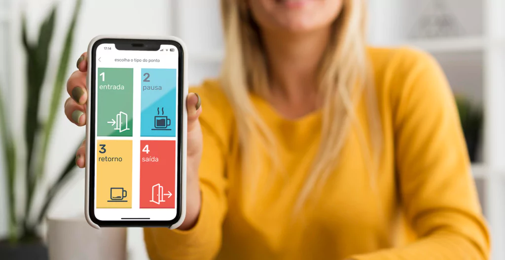 mulher mostrando celular com o aplicativo da pontotel. Imagem representando motivos para investir no ponto digital