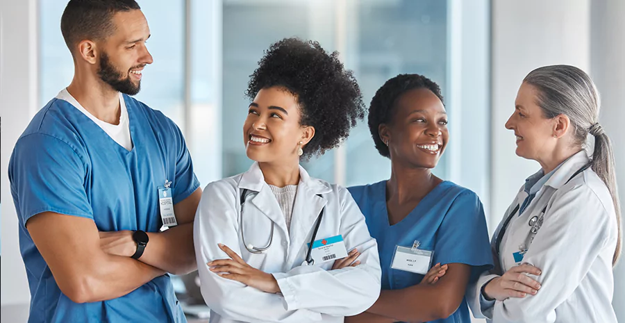 Equipe médica sorridente, destacando engajamento e colaboração no setor da saúde.