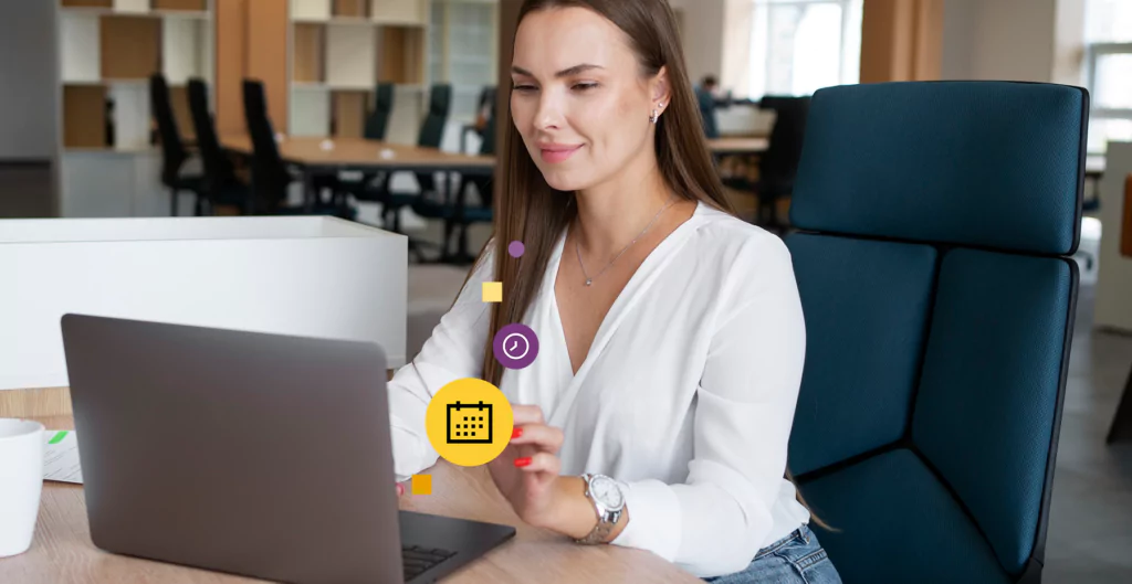 Mulher sorrindo enquanto usa um sistema de controle de escalas no laptop, planejando horários de trabalho.