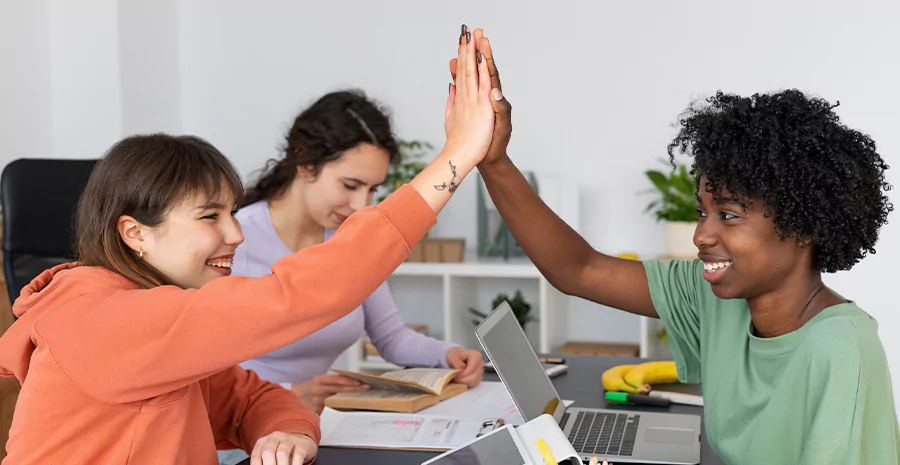 duas pessoas em um ambiente corporativo 