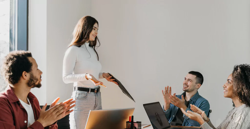 pessoas em um escritório fazendo reunião, representando os tipos de liderança