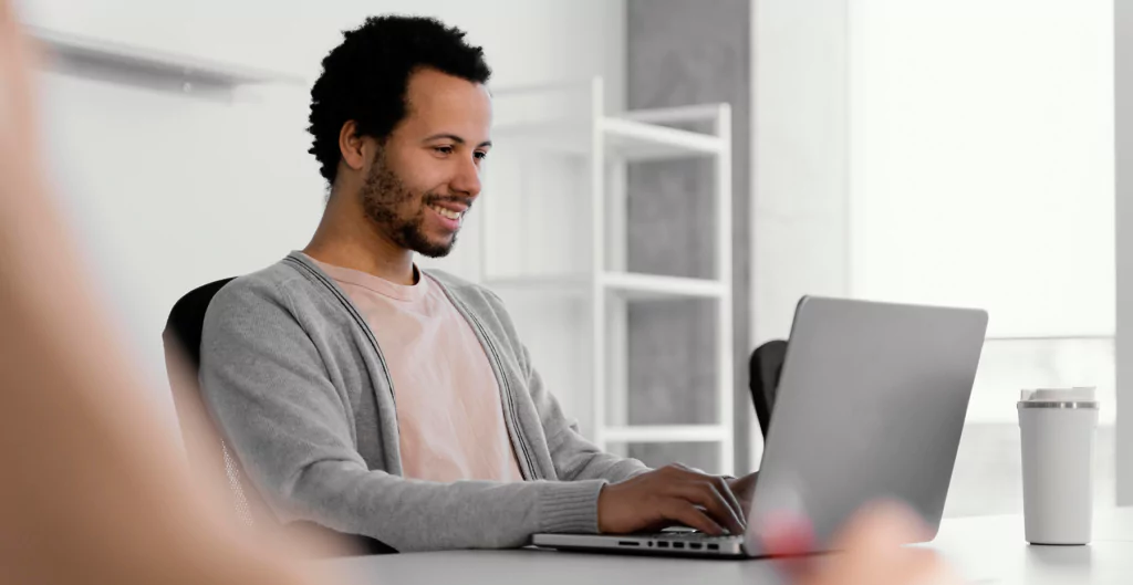 Profissional acessando informações no notebook, simbolizando a atualização do eSocial.