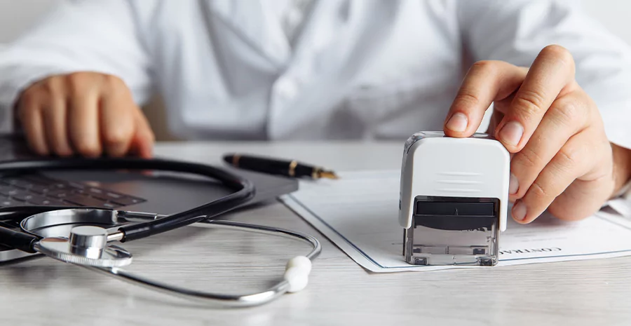 Mesa de médico, com estetoscópio e carimbo 