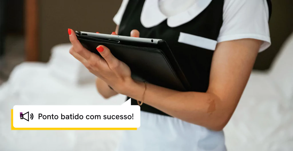 empregada doméstica batendo ponto no tablet 