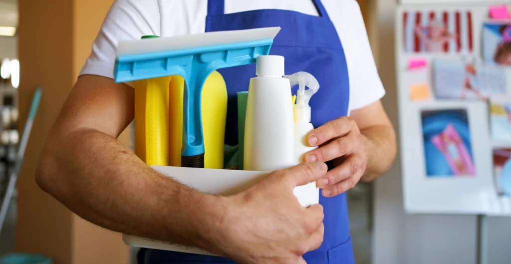 empregado doméstico carregando produtos de limpeza 