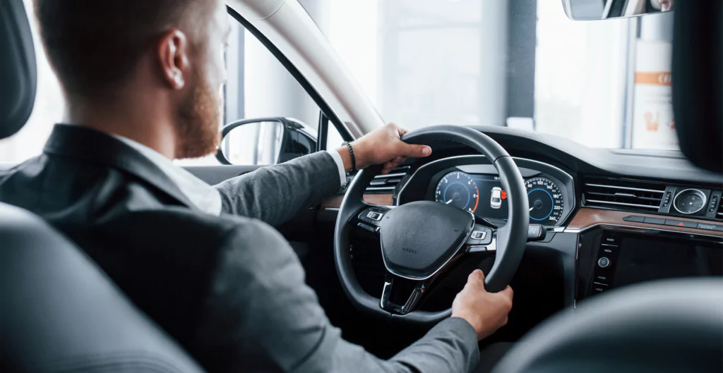 imagem de um homem dirigindo um carro 