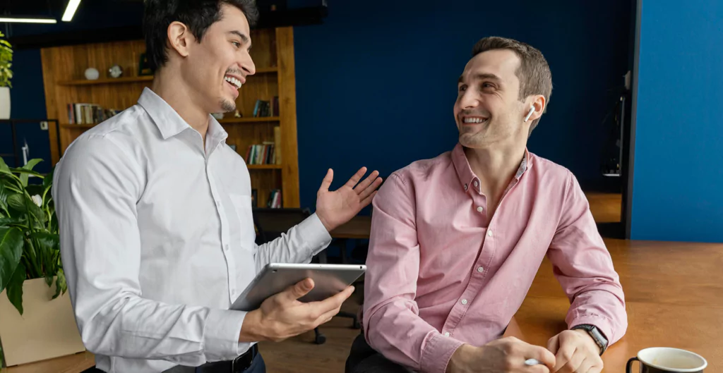 dois homens sorridentes conversando 